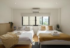 침실 7 Stylish Modern 4BR Home 200m BTS PhraKhanong, 10min ThongLo