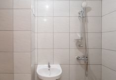 ห้องน้ำภายในห้อง 7 Pleasant Studio (No Kitchen) at Apartment Bandaraya - Tallasa City Makassar By Travelio