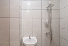 ห้องน้ำภายในห้อง Pleasant Studio (No Kitchen) at Apartment Bandaraya - Tallasa City Makassar By Travelio