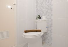 In-room Bathroom 5 Neat 2BR at Apartment Tokyo Riverside PIK 2 By Travelio