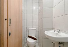 Toilet Kamar 6 Affordable and Cozy 1BR Combined (No Kitchen) Bandaraya - Tallasa City Makassar Apartment By Travelio