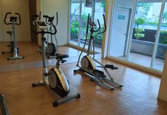 健身中心 7 Simple Neutral Toned Studio at Parkland Avenue Apartment By Travelio