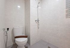 客房浴室 6 Simple Neutral Toned Studio at Parkland Avenue Apartment By Travelio