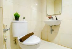 In-room Bathroom 5 Simple Blue Toned Studio (No Kitchen) at Elvis Tower Apartment By Travelio