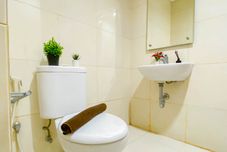 In-room Bathroom Simple Blue Toned Studio (No Kitchen) at Elvis Tower Apartment By Travelio