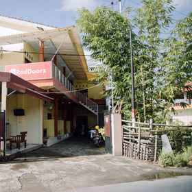 Exterior / Building 1 RedDoorz @ Hening Homestay, Taman Langit Lombok Hotels