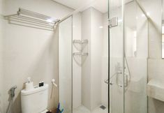 In-room Bathroom 7 Best View 1BR at Landmark Residence Bandung Apartment By Travelio