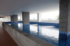 スイミングプール Basic Studio near KRL Station at Poris 88 Apartment By Travelio