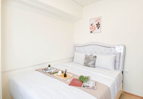 Bedroom Modern Touch 2BR at Meikarta Apartment By Travelio