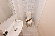 객실 내 욕실 Simple Style Studio (No Kitchen) at Tokyo Riverside PIK 2 Apartment By Travelio