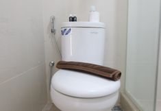 In-room Bathroom 3 Modern Studio at Landmark Residence Bandung Apartment By Travelio