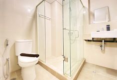 Toilet Kamar 6 Relaxing 1BR at Landmark Residence Bandung Apartment By Travelio