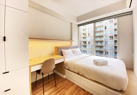 Kamar Tidur Relaxing 1BR at Landmark Residence Bandung Apartment By Travelio