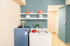 Common Space Soft Minimalist Studio Room at Apartment Meikarta By Travelio