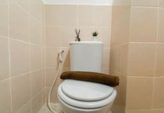 In-room Bathroom 7 Basic 2BR Podomoro Golf View Apartment By Travelio