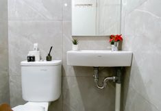 客房内浴室 5 Modern Style Studio at Apartment Sayana Bekasi By Travelio