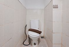 客室内バスルーム 7 Simple Studio at Apartment Urbantown Serpong By Travelio