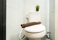 Phòng tắm bên trong 5 Studio at Apartment Casa De Parco near ICE BSD By Travelio