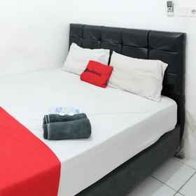 Bedroom 1 RedDoorz near Bigmall Samarinda 2, Banjar Fried Chicken Hotels