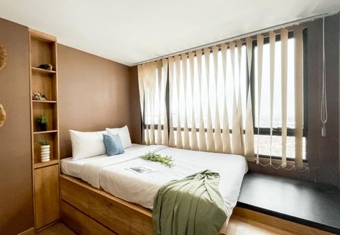 Others Earth Toned Studio at Collins Boulevard Apartment By Travelio