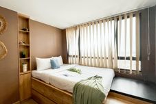 Others Earth Toned Studio at Collins Boulevard Apartment By Travelio