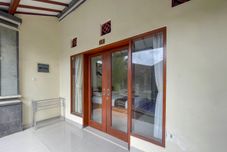 Lobby Urbanview Hotel Lilis Cempaka Mas Guesthouse