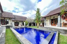 Swimming Pool Urbanview Hotel Lilis Cempaka Mas Guesthouse