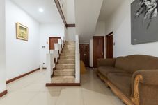 Common Space Urbanview Hotel near Paris Van Java Mall