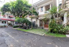 Exterior 3 Urbanview Hotel near Paris Van Java Mall