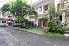 Exterior Urbanview Hotel near Paris Van Java Mall