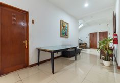 Common Space 7 Urbanview Hotel near Paris Van Java Mall