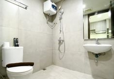 In-room Bathroom 6 Homey and Warm Stay Studio Pollux Chadstone Apartment By Travelio