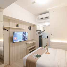 Bedroom 1 Wooden Accent Studio at Tokyo Riverside PIK 2 Apartment By Travelio, Tangerang Hotels