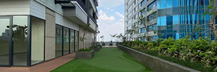 Lobi Warm Contemporary 2BR at Apartment Samara Suites By Travelio