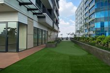 Lobi Warm Contemporary 2BR at Apartment Samara Suites By Travelio