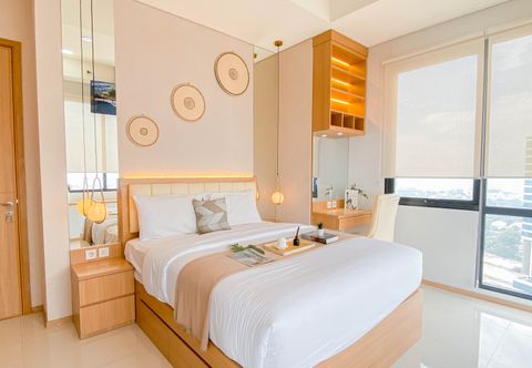 Bilik Tidur Warm Contemporary 2BR at Apartment Samara Suites By Travelio