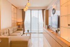 Ruang Umum Warm Contemporary 2BR at Apartment Samara Suites By Travelio