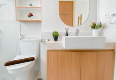 Bilik Mandi dalam Bilik 6 Warm Contemporary 2BR at Apartment Samara Suites By Travelio