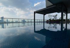 Kolam Renang 7 Warm Contemporary 2BR at Apartment Samara Suites By Travelio