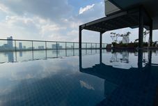 Kolam Renang Warm Contemporary 2BR at Apartment Samara Suites By Travelio