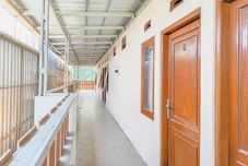 Ruang Umum RedDoorz near Treetop Adventure Kopeng