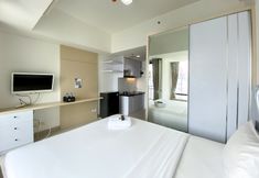 寝室 3 White Toned Style and Warm Studio at LRT City Bekasi Apartment By Travelio