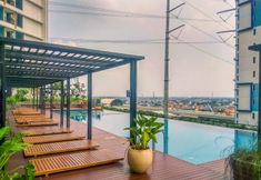 Kolam Renang 7 Restful and Homey Studio LRT City Bekasi Apartment By Travelio