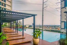 Kolam Renang Restful and Homey Studio LRT City Bekasi Apartment By Travelio