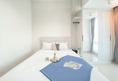 寝室 2 Simple White Designed Studio at Apartment LRT City Bekasi By Travelio