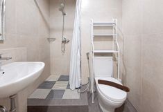 In-room Bathroom 5 Cozy Studio at Apartment The Ayoma By Travelio