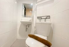 Phòng tắm bên trong 5 Brown Toned 1BR without Living Room at The Alton Apartment By Travelio