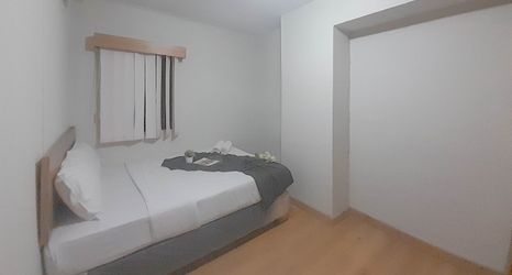 寝室 2 Basic Wood 2BR at Gateway Ahmad Yani Cicadas Apartment By Travelio