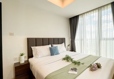 Bedroom Monochrome Style 1BR at Apartment Branz BSD City By Travelio
