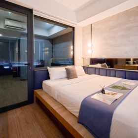 Bedroom 1 1BR near BINUS Alam Sutera at Apartement Collins Boulevard By Travelio, Sektor 1D Gading Serpong Hotels